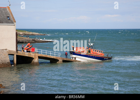 Llangefni, Isle of Anglesey, au nord du Pays de Galles, Royaume-Uni, Europe. Lifeboat étant ramené vers l'arrière de la station de sauvetage slipway Banque D'Images