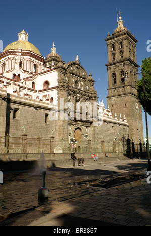 Vue latérale de la cathédrale de l'Immaculée Conception dans la ville de Puebla, Mexique Banque D'Images