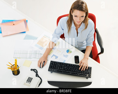 Femme travaillant sur pc. High angle view Banque D'Images