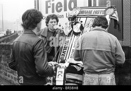 Les supporters de football l'achat de souvenirs avant de la FA Cup SEMI FINALE SPURS V LOUPS HILLSBROUGH À 1981 Banque D'Images
