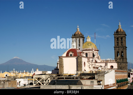 Vue arrière de la cathédrale de l'Immaculée Conception avec Popocatepetal volcan en arrière-plan, la ville de Puebla, Mexique Banque D'Images