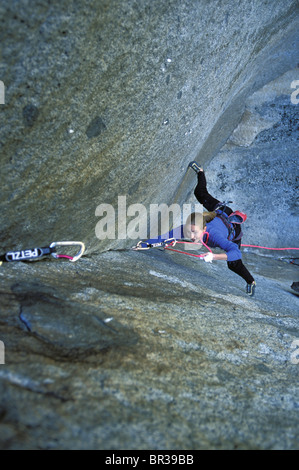 Grimpeur femelle à la tête d'un crack grimper (high angle perspective). Banque D'Images