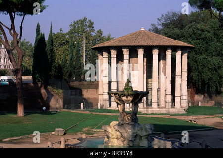 Italie, Rome, Forum Boarium, fontaine des Tritons et temple d'Hercule Victor (aussi appelé temple de Vesta) Banque D'Images