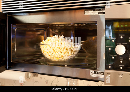 Four à micro-ondes et du pop-corn Banque D'Images