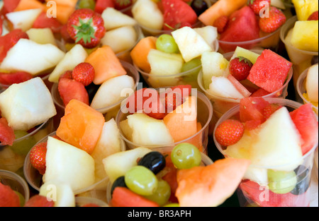 Des cocktails de fruits dans des verres en plastique Banque D'Images