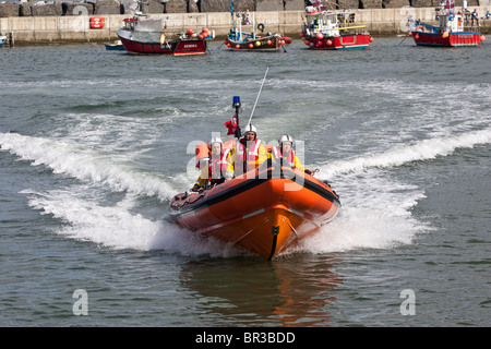 Atlantic 75 Classe B RNLI Lifeboat, dans la mer du Nord, au large de Staithes, Yorkshire du Nord. Banque D'Images