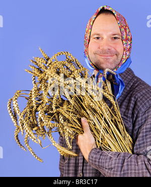 Happy Farmer avec grain gerbe Banque D'Images