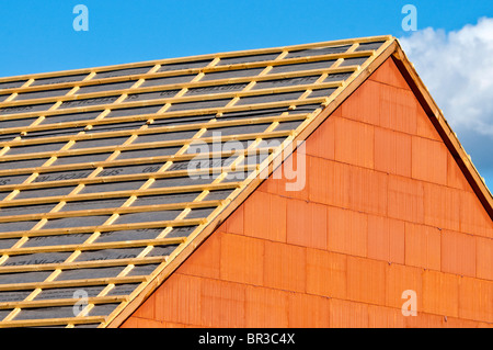 Bungalow nouvelle toiture bois montrant la construction bois charpente pin - Indre-et-Loire, France. Banque D'Images