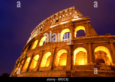 Le Colisée de Rome de nuit Banque D'Images