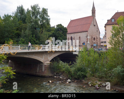 Après le pont sur la rivière de passer et l'église du Saint-Esprit dans le quartier historique de South Tirol ville de Meran ou Merano Banque D'Images