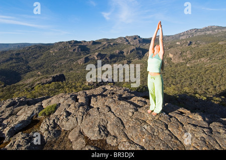 Katrin Schneider est la pratique du yoga dans les Grampians mountainrange quelques heures en voiture au nord-ouest de la ville de Melbourne. Victor Banque D'Images