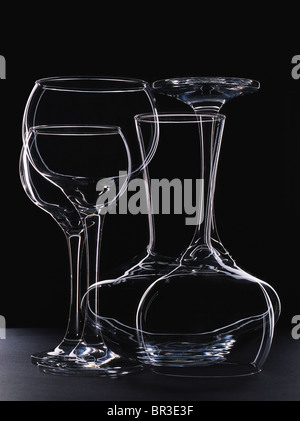 Verres à vin avec carafe sur fond noir. Banque D'Images