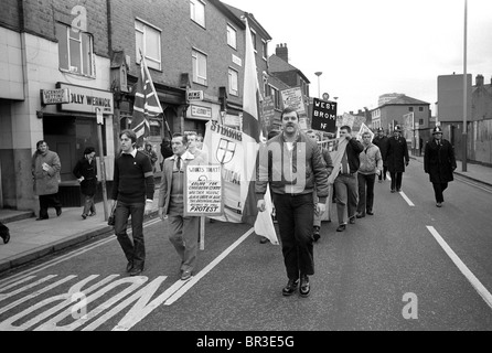 marche du Front national à Wolverhampton 1981 le candidat NF au conseil local Eric Shaw au centre. Photo de Dave Bagnall. Banque D'Images