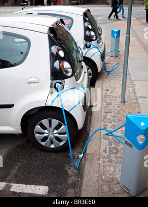 Voitures électriques à la station de charge à Copenhague, Danemark Banque D'Images