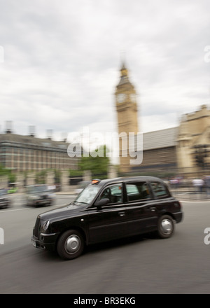 Taxi passant de Big Ben, London Banque D'Images