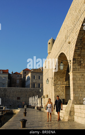 DUBROVNIK, Croatie. Les touristes à la découverte de la vieille ville et du port tôt le matin. Banque D'Images