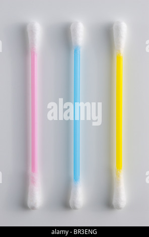 Plastique en couleur 3 Q-tips / bourgeons de coton blanc sur Banque D'Images