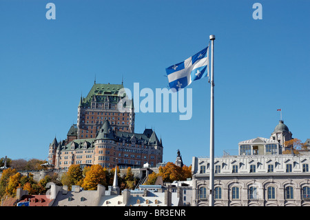 Le drapeau du Québec devant le Chateau Frontenac Banque D'Images