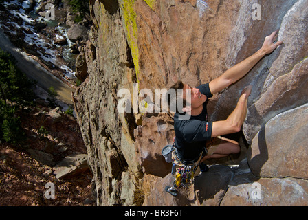 Un amputé des grimpeurs sur un rocher face à l'Eldorado Canyon, Colorado. Banque D'Images