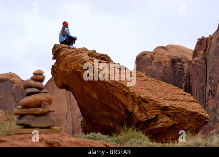 Une femme prend dans les vues de Kane Creek, Utah. Banque D'Images