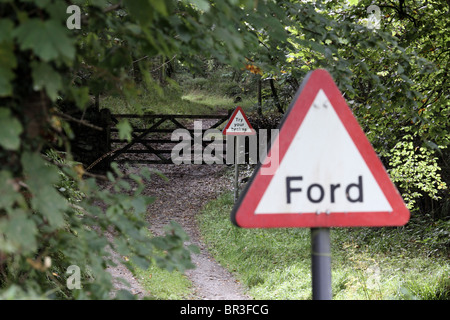 Ford Sign on rural road à Cornwall ; Essayez vos freins signer en arrière-plan Banque D'Images