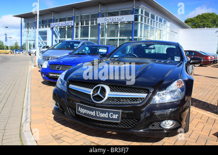 Rangée de voitures utilisées à vendre sur un parvis concessionnaire Mercedes-Benz Banque D'Images