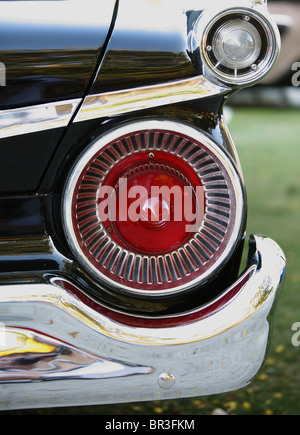 Ancien chrome feux arrière rouge et blanc sur la voiture Banque D'Images