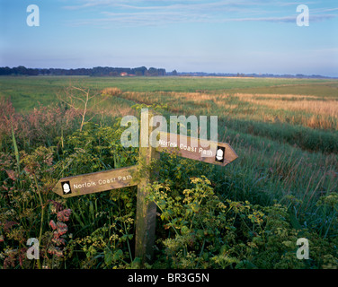 La Norfolk Coast Path signpost à Thornham East Anglia UK Banque D'Images