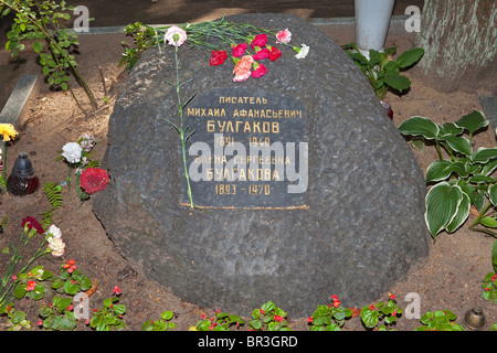 La tombe de l'écrivain russe soviétique Mikhaïl Boulgakov (1891-1940) au cimetière de Novodievitchi Moscou, Russie Banque D'Images