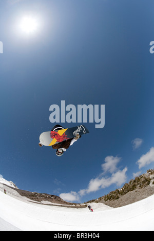 Membre de l'équipe de Snowboard nous Broc Waring à l'envers sur le half-pipe, Mt Hood Meadow camp de formation du printemps, Mt. Hood, Oregon. Banque D'Images