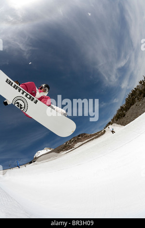 US Snowboard Team star, Brooke Shaw, les captures big air au cours de la demi-lune à Mt. Hood Meadows ski resort, Oregon Banque D'Images