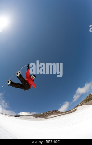 Membre de l'équipe de Snowboard nous Jonathan Cheever captures big air sur le half-pipe à Mt. Hood Meadows ski resort, Oregon Banque D'Images