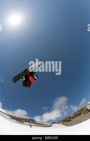 Membre de l'équipe de Snowboard nous Jonathan Cheever captures big air sur le half-pipe à Mt. Hood Meadows ski resort, Oregon Banque D'Images