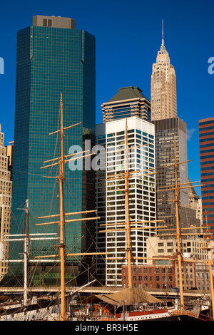 Mâts et vergues de vieux navires à voile avec les immeubles de Lower Manhattan au-delà, la ville de New York, USA Banque D'Images