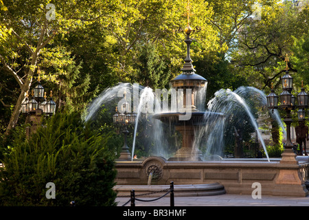 Fontaine dans City Hall Park, New York City, USA Banque D'Images