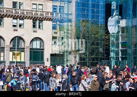 Apple Store 5ème Avenue à New York City par Bohlin Cywinski bâtiment verre Jackson Banque D'Images