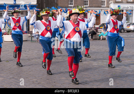 Ville de Ripon Morris dance - dancing in Kelso ville Ecosse Banque D'Images