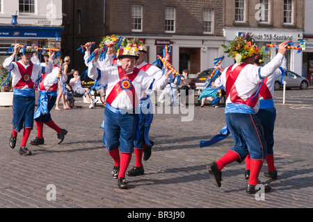 Ville de Ripon Morris dance - dancing in Kelso ville Ecosse Banque D'Images