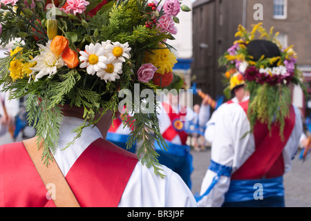 Ville de Ripon Morris dance side - chapeau décoré de fleurs d'été Banque D'Images