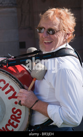 Ville de Ripon Morris dance - Dave le batteur et l'appelant avec la moitié de la barbe Banque D'Images