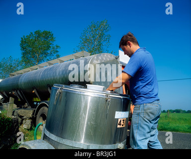La collecte de lait fermier Banque D'Images