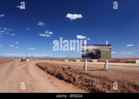 Vue générale de l'entrée de Spaceport America, un astroport commercial en construction dans les régions rurales du Nouveau-Mexique. Banque D'Images