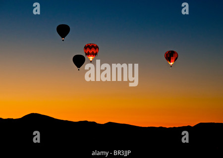 Reno Nevada a accueille la patrouille de l'aube le lever du soleil au début de la 2010 grand ballon race. Banque D'Images