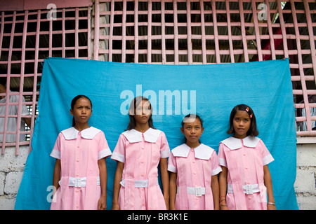 Les jeunes femmes philippines en ligne pour photos d'identité de l'école à l'école Montessori à Mansalay Penaverde, Mindoro oriental, Philippines. Banque D'Images