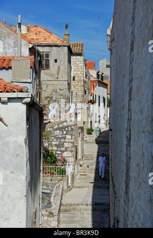 DUBROVNIK, Croatie. Une rue par les murs de la vieille ville. 2010. Banque D'Images