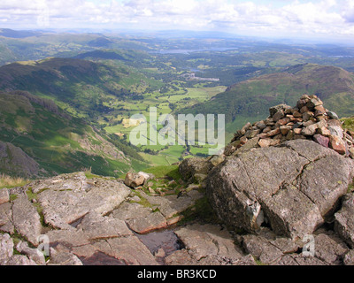 Vue de la vallée de Great Langdale du sommet de Harrison Stickle, Lake District, UK Banque D'Images