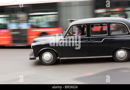 Passage d'un bus, taxi pris dans le centre de Londres Banque D'Images