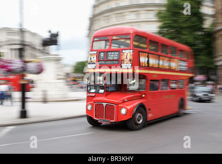 London Routemaster bus se déplaçant autour de Trafalgar Square Banque D'Images