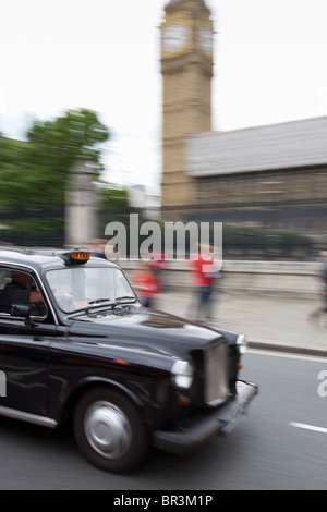 London taxi passant Big Ben et les chambres du Parlement Banque D'Images