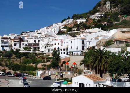 Vue sur village blanc (pueblo blanco), Nerja, Costa del Sol, la province de Malaga, Andalousie, Espagne, Europe de l'Ouest. Banque D'Images